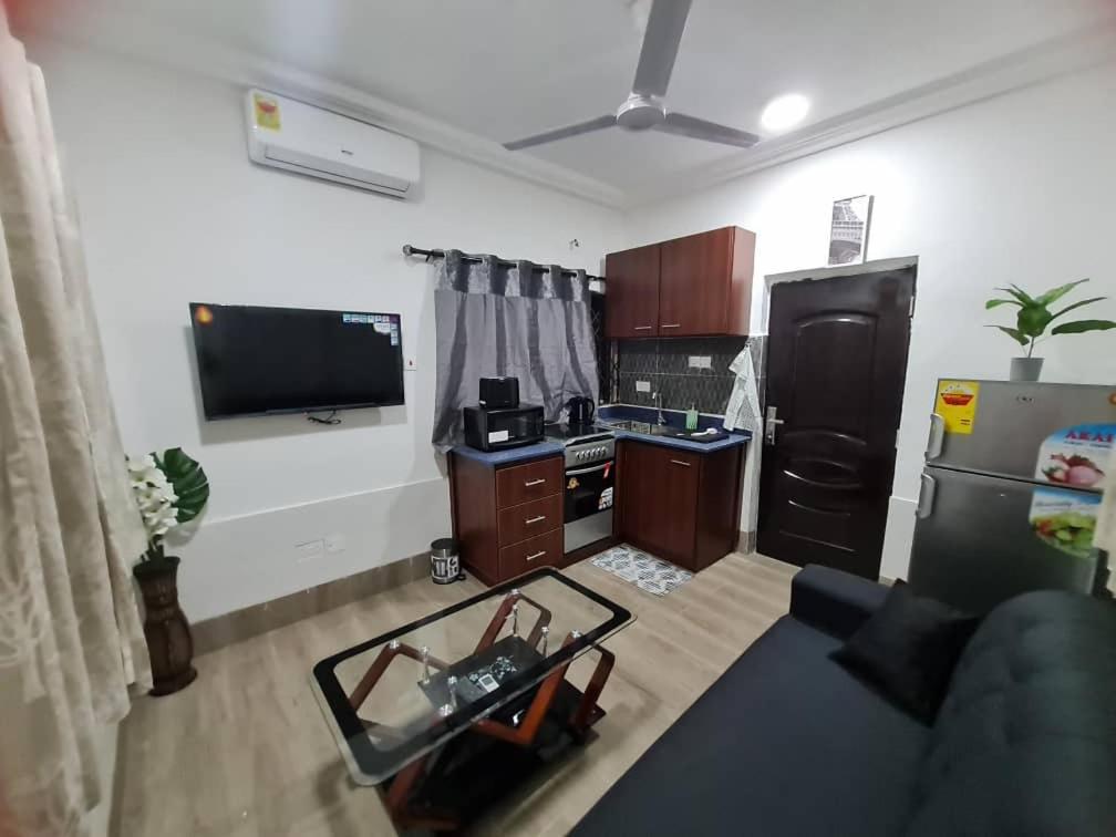 Nesta Barron -Home Away From Home North Legon Exterior photo