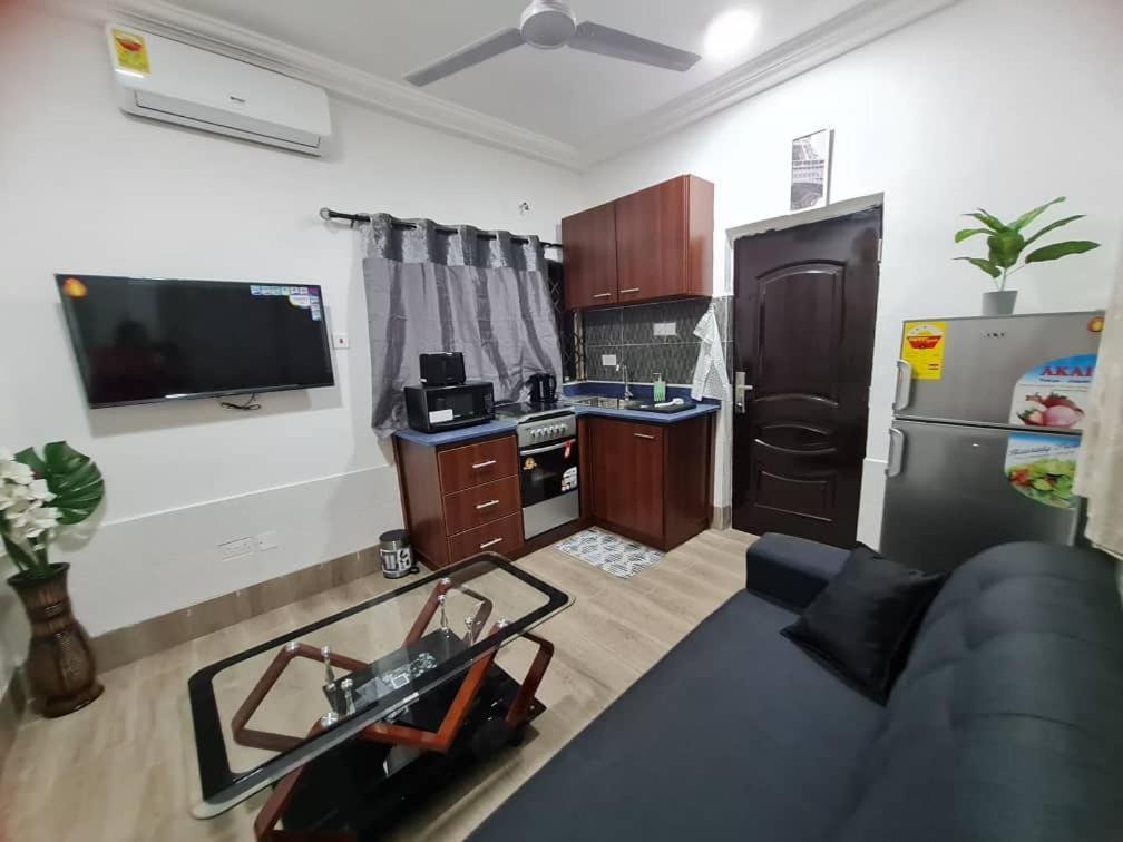 Nesta Barron -Home Away From Home North Legon Exterior photo