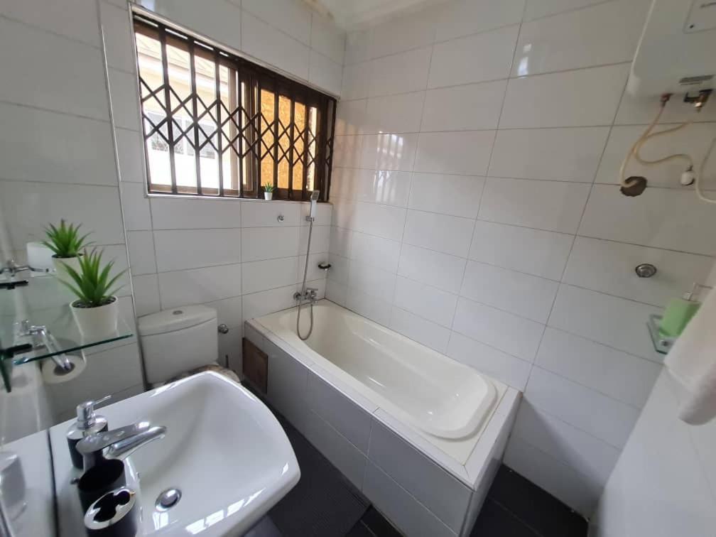 Nesta Barron -Home Away From Home North Legon Exterior photo