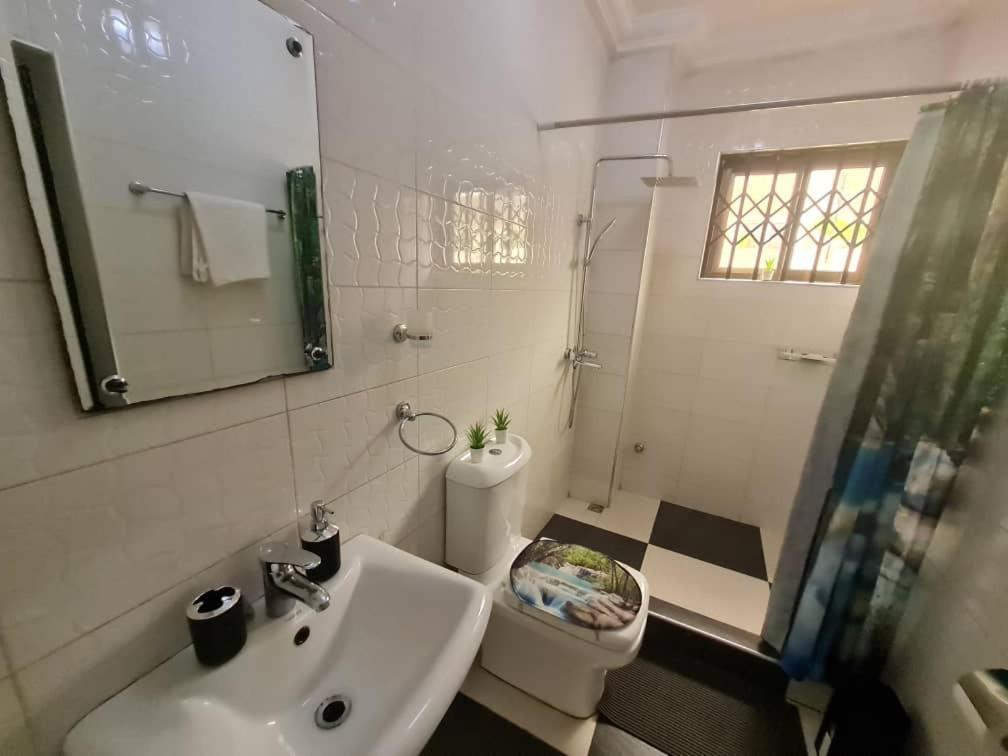Nesta Barron -Home Away From Home North Legon Room photo