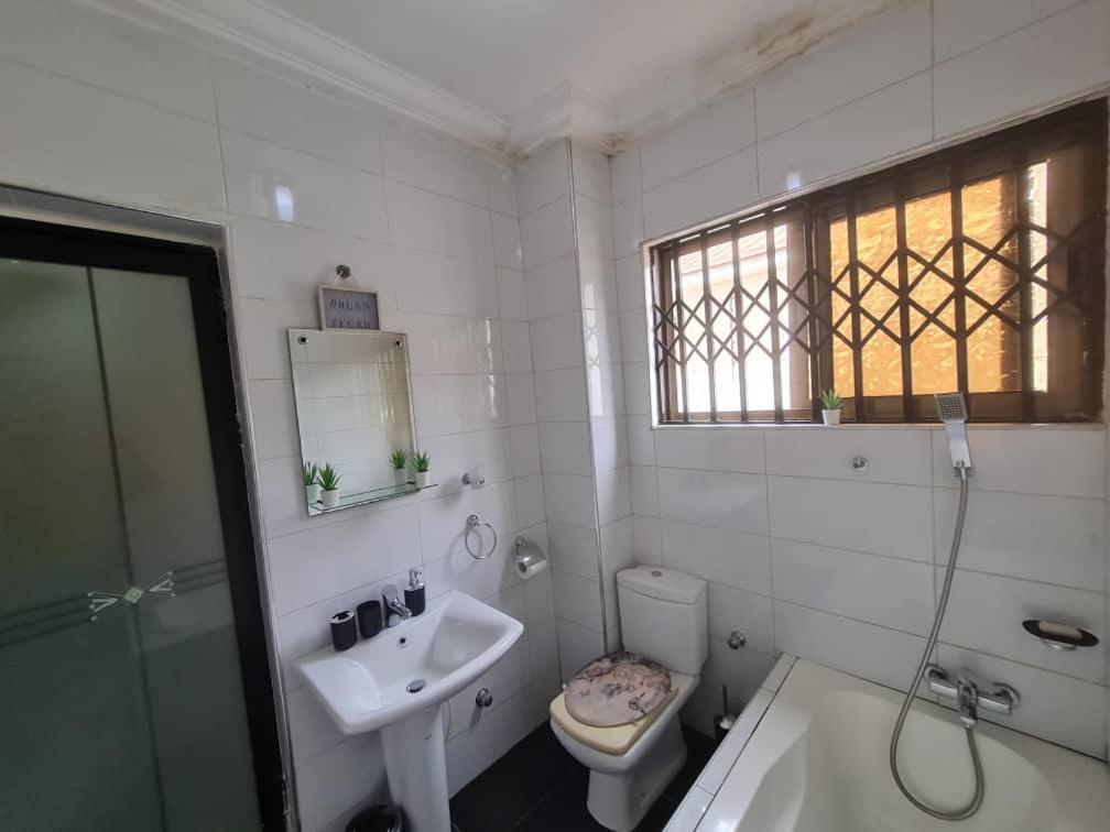 Nesta Barron -Home Away From Home North Legon Room photo
